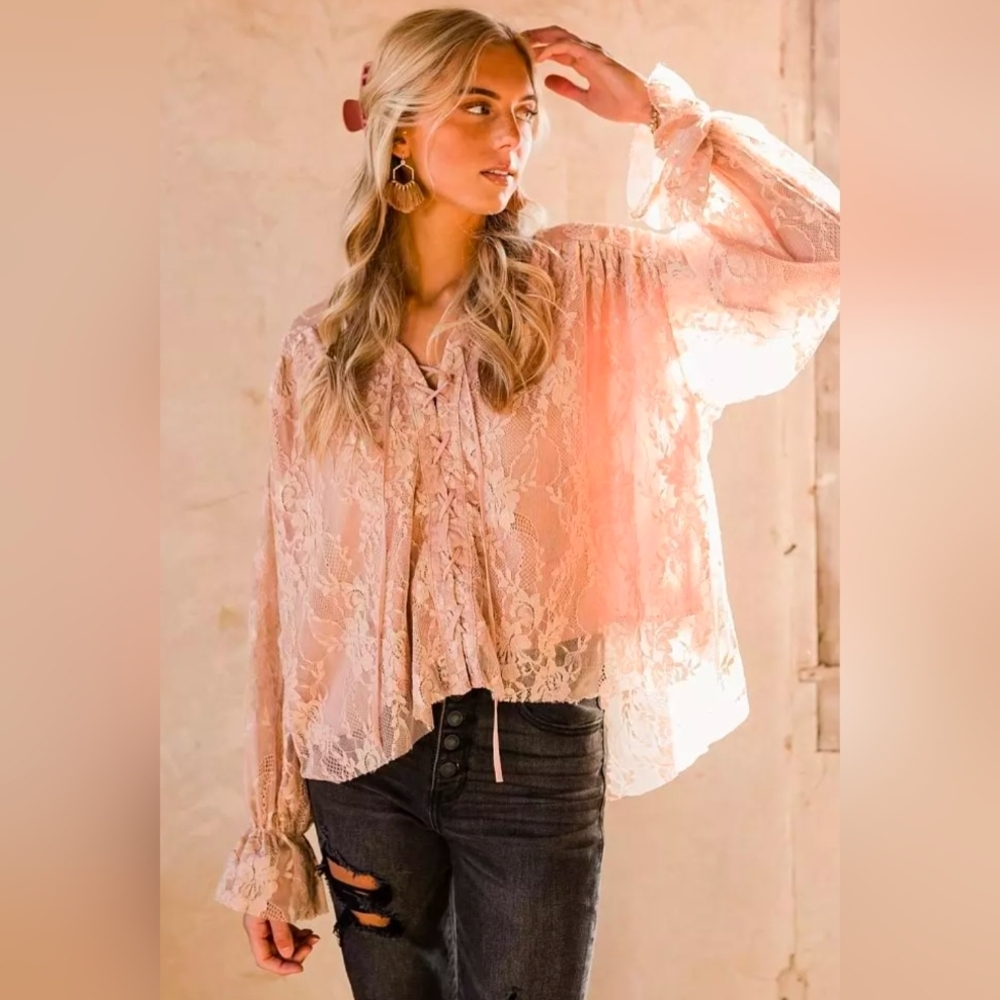 Gimmick Lace‎ Top.